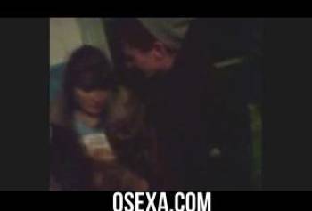 Двое русских парней киргизку трахают в подъезде