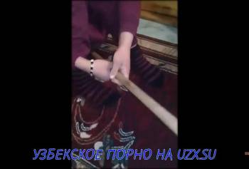 Шваброй вместо самотыка молодая узбечка дрочит пизду